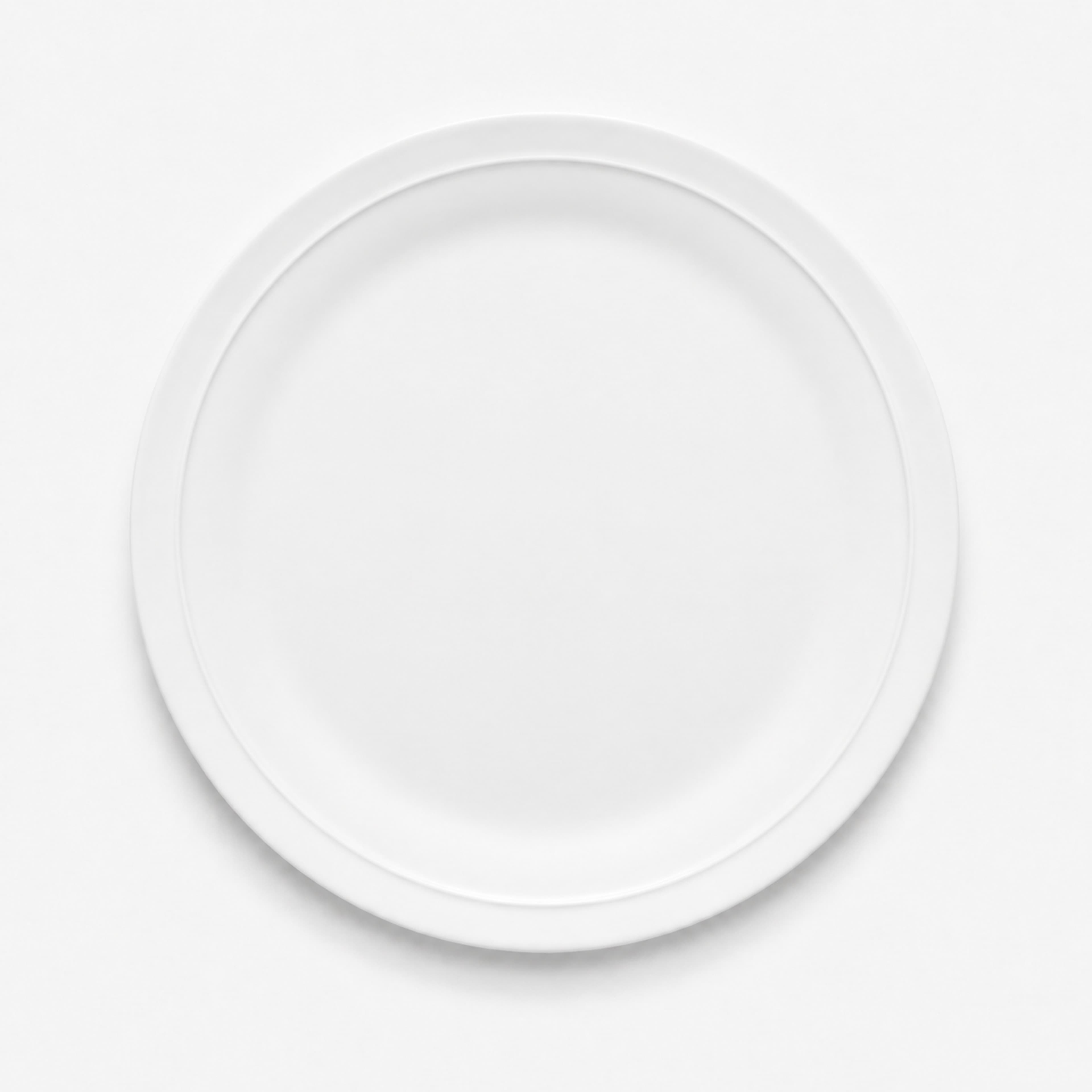 백자 접시 한 장을 위에서 내려다본 모습